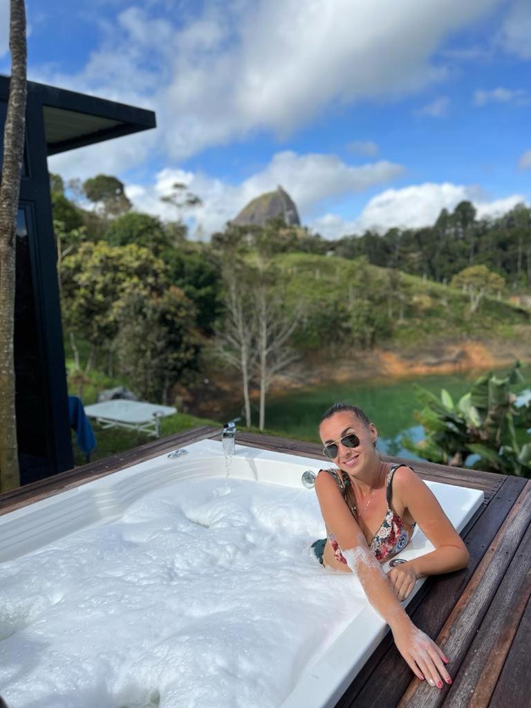 Cabana Privada Sin Prisa "Not Rush" Preciosa! Con Jacuzzi, Vista Y Acceso Directo Al Embalse, Vista A La Piedra , Deporte Acuatico Paddle Board And Breakfast Incluidos ! Imperdible กัวตาเป ภายนอก รูปภาพ