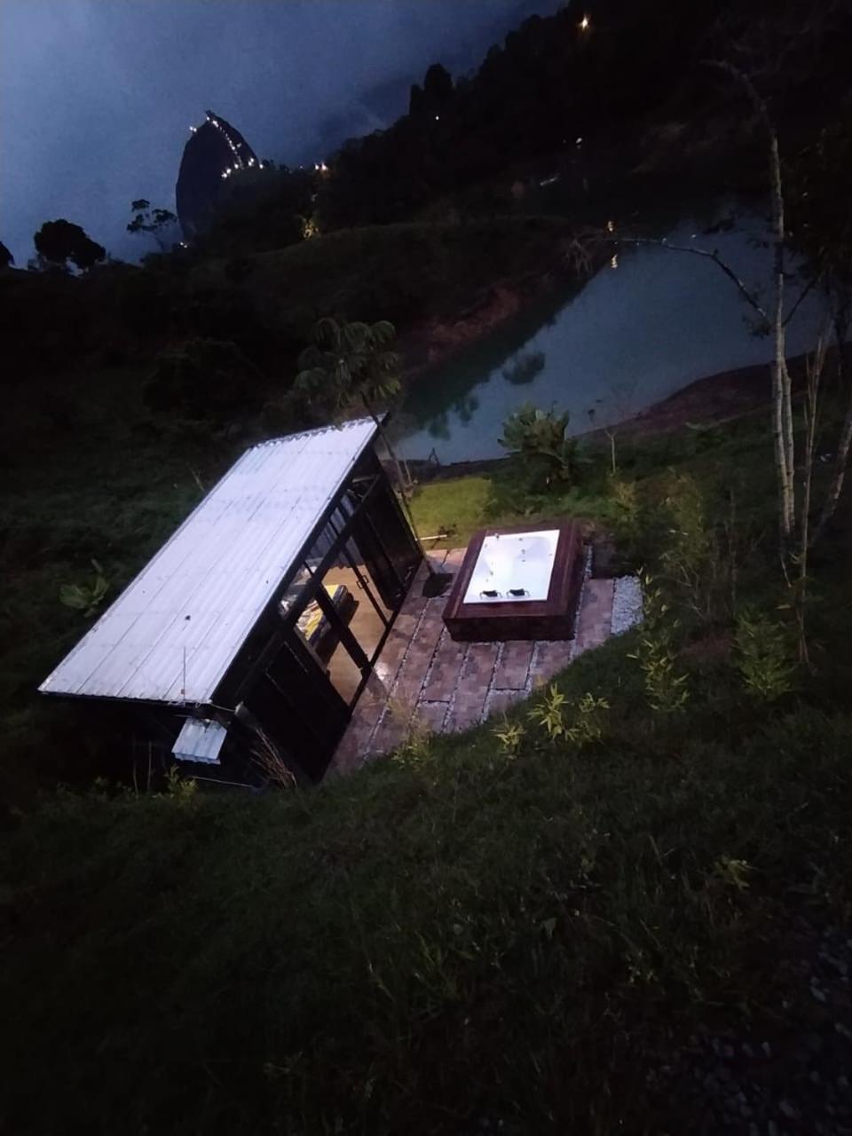 Cabana Privada Sin Prisa "Not Rush" Preciosa! Con Jacuzzi, Vista Y Acceso Directo Al Embalse, Vista A La Piedra , Deporte Acuatico Paddle Board And Breakfast Incluidos ! Imperdible กัวตาเป ภายนอก รูปภาพ