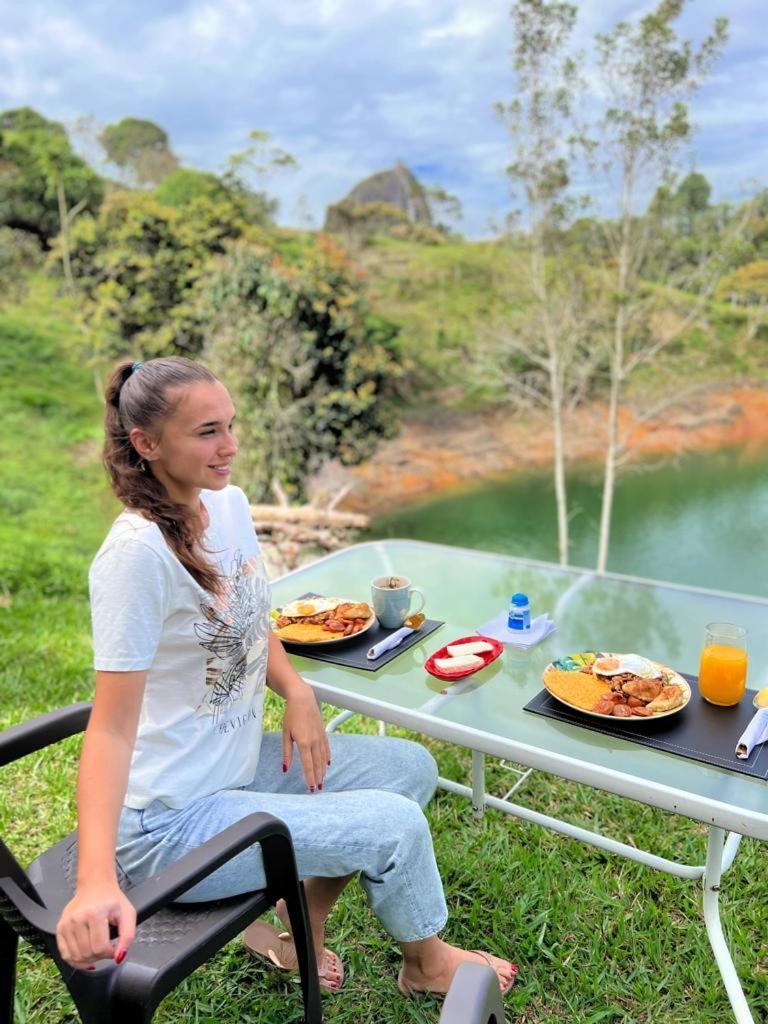 Cabana Privada Sin Prisa "Not Rush" Preciosa! Con Jacuzzi, Vista Y Acceso Directo Al Embalse, Vista A La Piedra , Deporte Acuatico Paddle Board And Breakfast Incluidos ! Imperdible กัวตาเป ภายนอก รูปภาพ